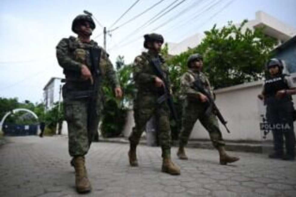 Soldados patrullan el centro histórico de Quito tras el despliegue militar ordenado por el gobierno.