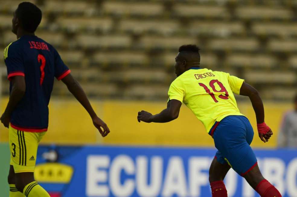 El ecuatoriano Jordy Caicedo (d) celebra el gol que marcó este miércoles en el triunfo sobre Colombia. / AFP