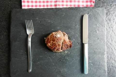 Qué significa la posición de los cubiertos al terminar de comer