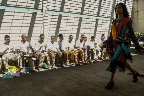Desfile en la cárcel: presos presentan sus creaciones de croché