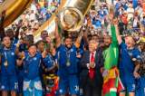 Entregó el trofeo, se metió en la foto y celebró: Trump se robó el show de Chelsea