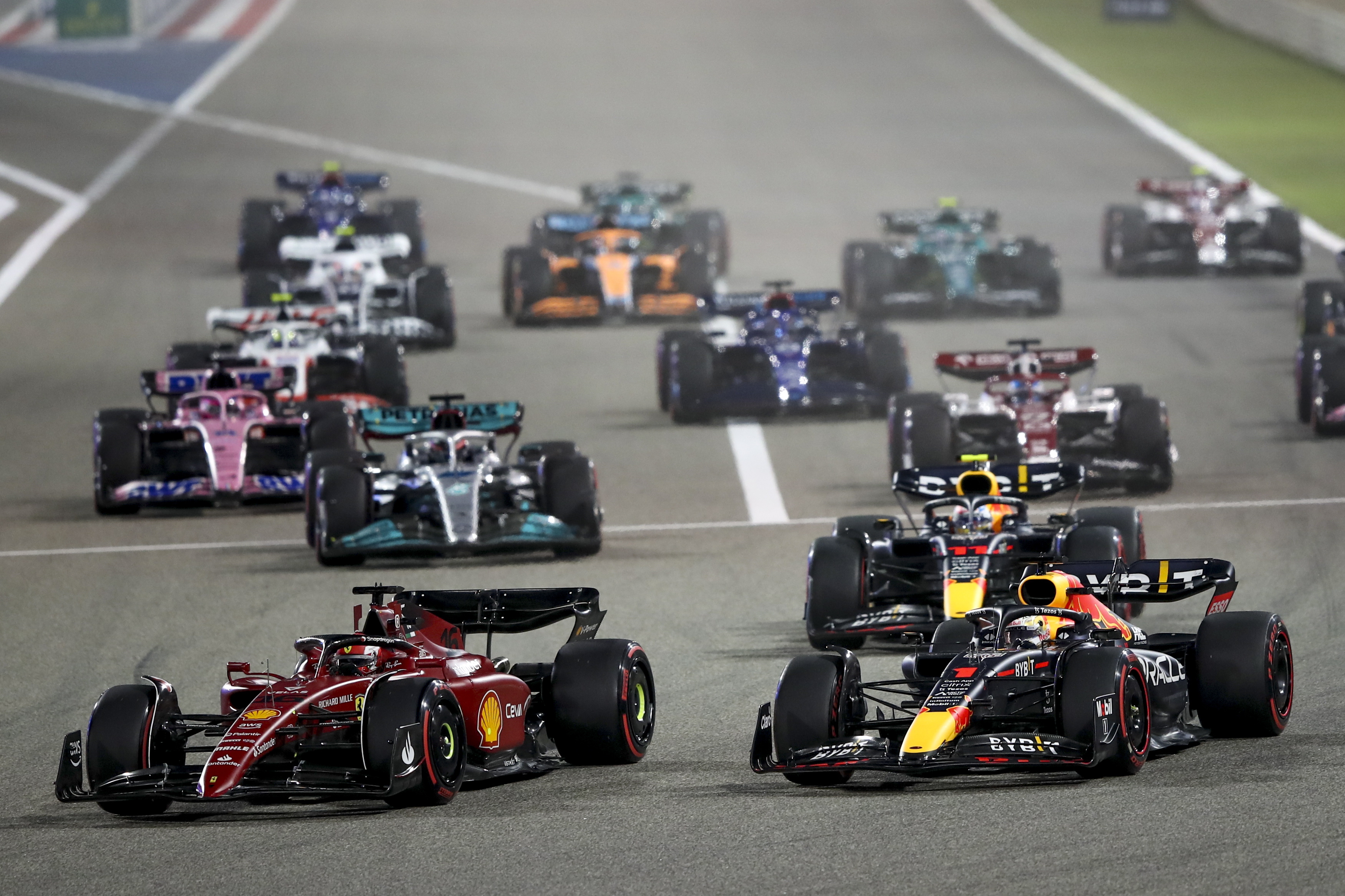 Sakhir (Bahrain), 20/03/2022.- Monaco's Formula One driver Charles Leclerc (Front L) of Scuderia Ferrari and Dutch Formula One driver Max Verstappen (Front R) of Red Bull Racing fight for the lead at the start of the Formula One Grand Prix of Bahrain at the Bahrain International Circuit in Sakhir, Bahrain, 20 March 2022. (Fórmula Uno, Bahrein) EFE/EPA/ALI HAIDER