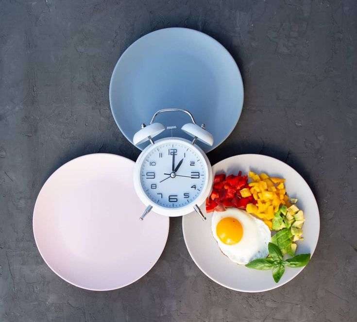 El ayuno intermitente es un método dietético que ha ganado popularidad en los últimos años. Aquí te enseñamos como funciona.