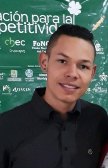 Shirley Katherine Gallego Hincapié:Con el programa de Universidad en el Campo cursó el técnico en Formulación e Implementación de Proyectos Agropecuarios y un nivel tecnológico en Gestión Agropecuaria. Actualmente es estudiante de Administración de Empresas Agropecuarias. Su proyecto está enfocado en la implementación de nuevas y mejores prácticas en los procesos de pos cosecha en cultivos de tomate y demás hortalizas, café, plátano y aguacate, importantes para la economía de Marquetalia, Caldas.