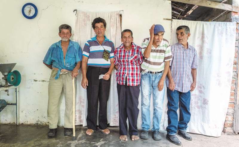 Todas las personas en Ricaurte (Valle del Cauca) que tienen X frágil, incluyendo a Héctor (segundo desde la izquierda) y Víctor (segundo desde la derecha) Triviño pueden descender de un ancestro común. / Fotos: Juan Cristóbal Cobo