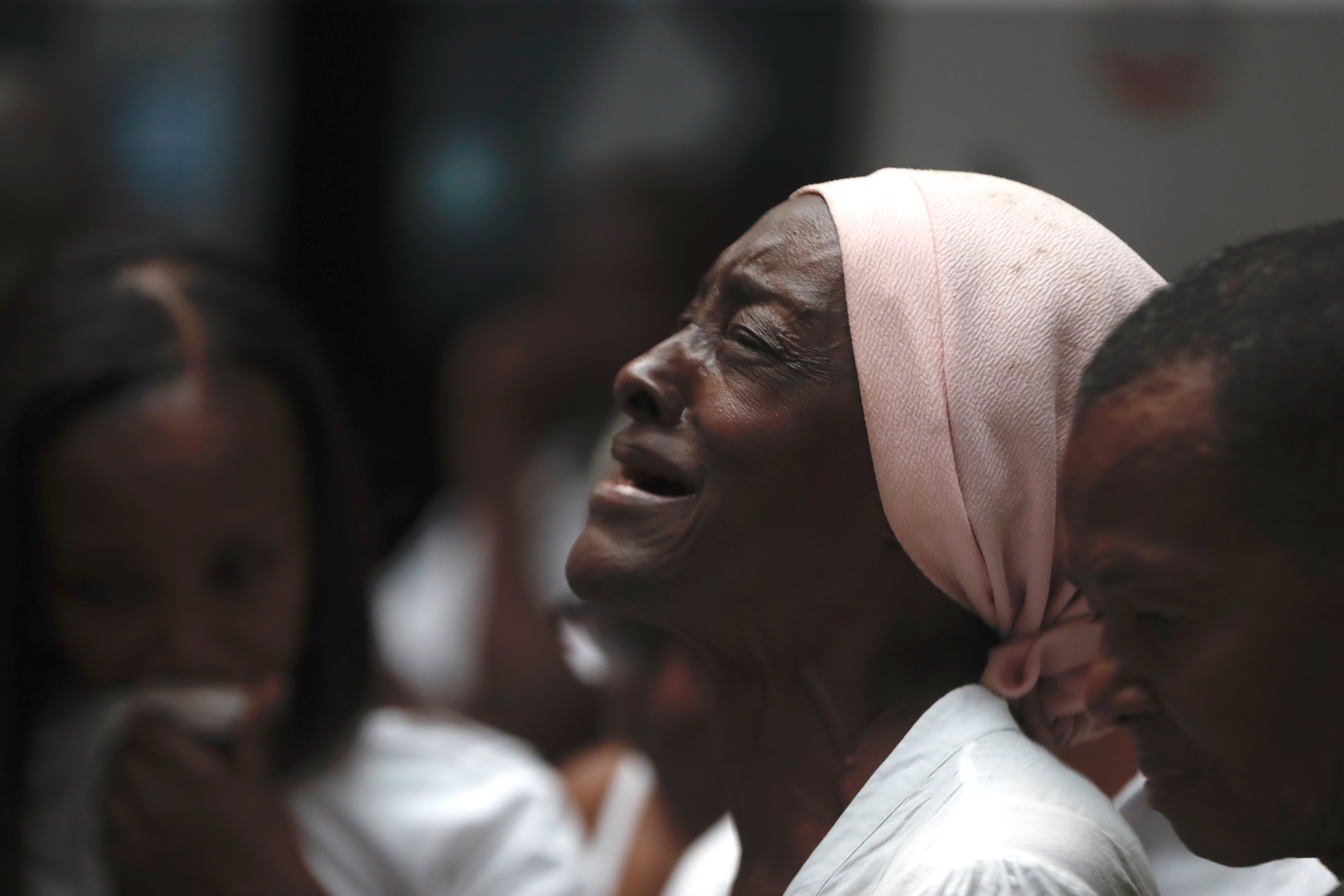 AME6252. GUACHENÉ (COLOMBIA), 24/12/2023.- Una mujer se lamenta durante el funeral del alcalde de Guachené, Elmer Abonía Rodríguez, asesinado a tiros el pasado viernes, tan solo nueve días antes de terminar su mandato, hoy, en Guachené, departamento del Cauca (Colombia). En medio de lágrimas, la familia del alcalde Abonía Rodríguez llevó el cuerpo del mandatario hacia el caserío La Dominga, lugar que lo vio crecer y posteriormente a las instalaciones de la Alcaldía. La escalada de violencia que afecta al Cauca se acentuó en las últimas horas luego de una masacre en un cabildo indígena y el posterior asesinato de Abonía Rodríguez. EFE/ Ernesto Guzmán