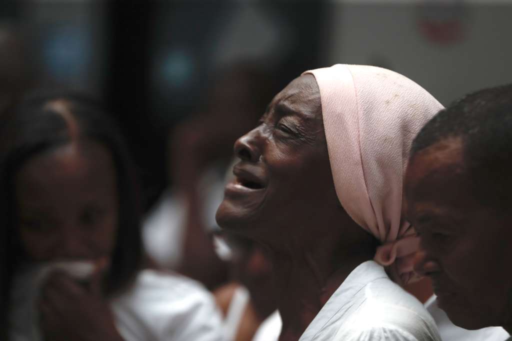 AME6252. GUACHENÉ (COLOMBIA), 24/12/2023.- Una mujer se lamenta durante el funeral del alcalde de Guachené, Elmer Abonía Rodríguez, asesinado a tiros el pasado viernes, tan solo nueve días antes de terminar su mandato, hoy, en Guachené, departamento del Cauca (Colombia). En medio de lágrimas, la familia del alcalde Abonía Rodríguez llevó el cuerpo del mandatario hacia el caserío La Dominga, lugar que lo vio crecer y posteriormente a las instalaciones de la Alcaldía. La escalada de violencia que afecta al Cauca se acentuó en las últimas horas luego de una masacre en un cabildo indígena y el posterior asesinato de Abonía Rodríguez. EFE/ Ernesto Guzmán