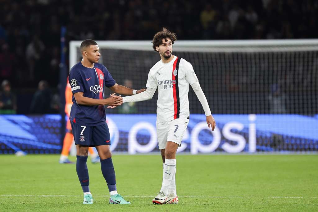 Paris (France), 25/10/2023.- Paris Saint Germain's Kylian Mbappe (L) and AC Milan's Yacine Adli (R) during the UEFA Champions League Group F match between Paris Saint-Germain and AC Milan in Paris, France 25 October 2023. (Liga de Campeones, Francia) EFE/EPA/CHRISTOPHE PETIT TESSON