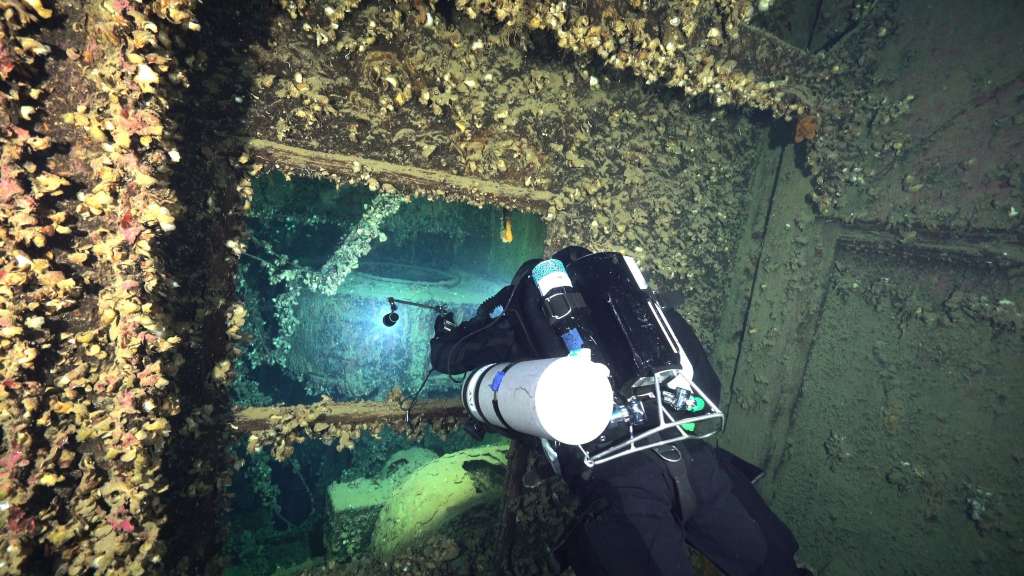 Los buzos lograron extraer algunos artefactos llamativos, como la campana del observatorio del barco.