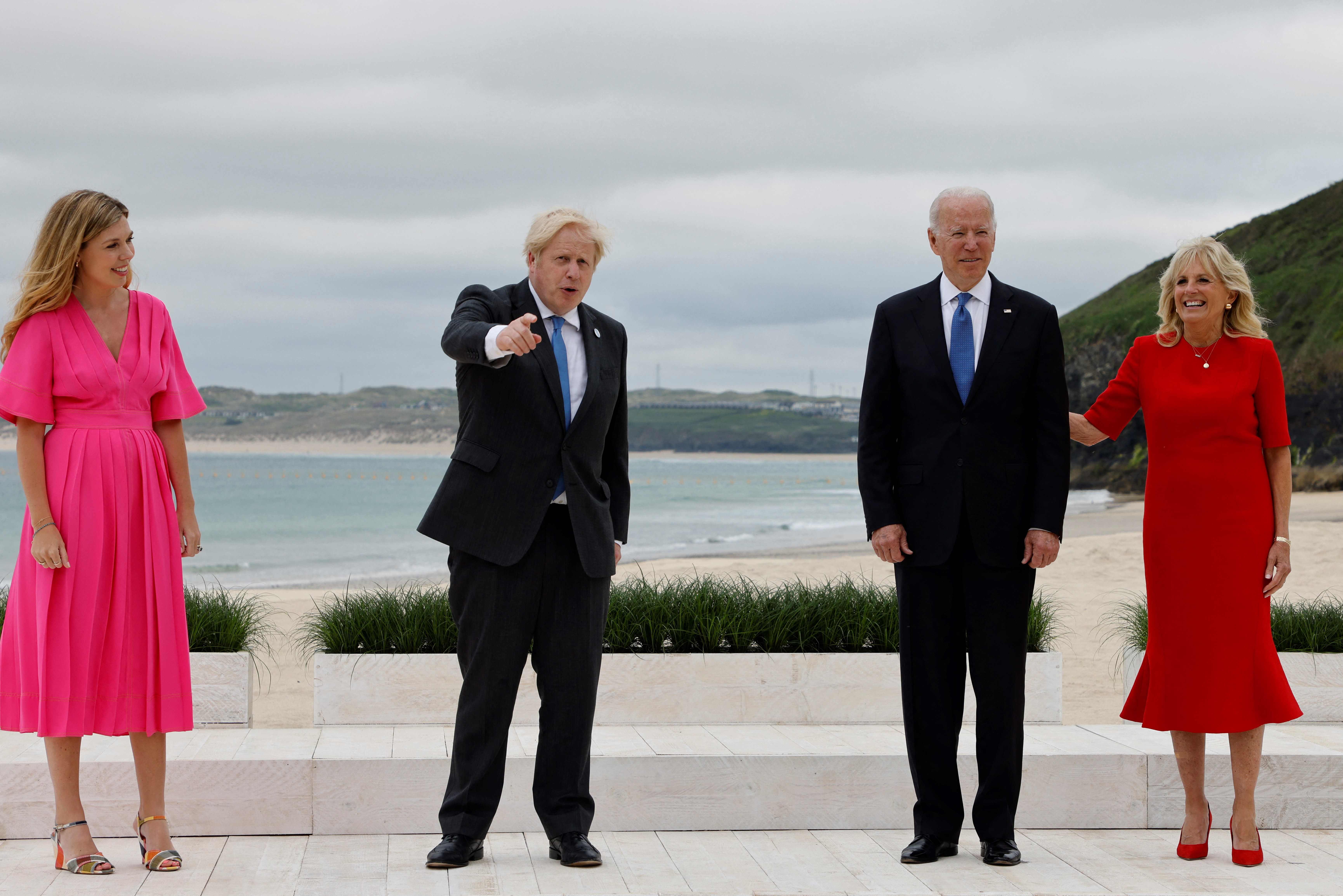 El primer ministro británico, Boris Johnson, junto a su esposa, Carrie Johnson, y el presidente de EE. UU., Joe Biden junto a su esposa, Jill Biden.