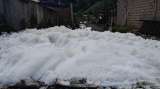 Lluvia de espuma: el barrio atrapado entre la contaminación y la negligencia