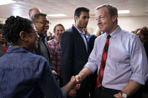 El multimillonario Tom Steyer se retira de la carrera presidencial demócrata