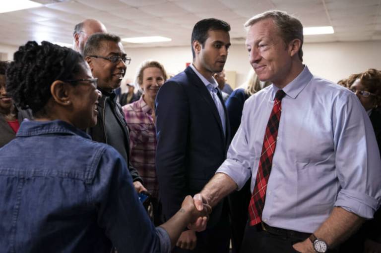 El multimillonario Tom Steyer se retira de la carrera presidencial demócrata