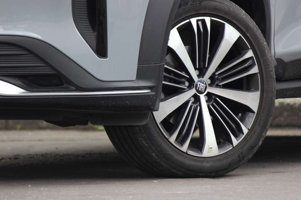 Fiat Fastback cuenta con frenos de disco adelante y tambor atrás. Sus llantas son de especificación 205/50 R17.