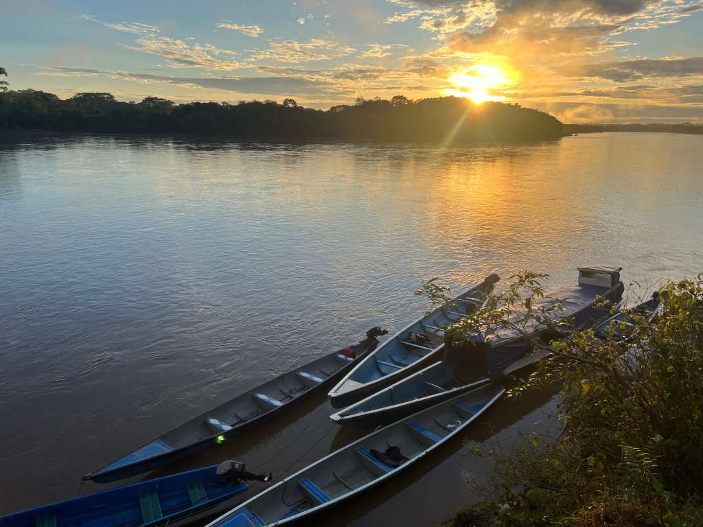 La Perla Amazónica se encuentra al sur del casco urbano de Puerto Asís, a orillas del río Putumayo y cerca de la frontera con Ecuador.