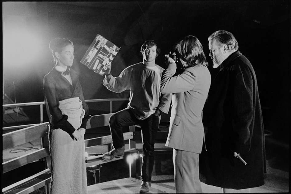 El fallecido director de cine Orson Welles (d) observando a la actriz Oja Kodar (i) junto al productor Frank Marshall (2i) y el cinematógrafo Graver (2d) durante el rodaje de la película "The Other Side of the Wind" (La otra cara del viento) en 1971. / Efe