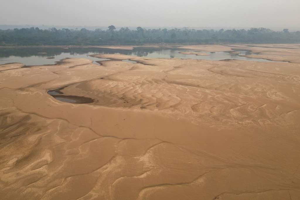 ACOMPAÑA CRONICA : BRASIL AMAZONÍA AME8134. PORTO VELHO (BRASIL), 11/09/2024.- Fotografía aérea que muestra bancos de arena formados por el histórico bajo cauce del río Madeira este martes en Porto Velho (Brasil). El río Madeira, uno de los principales afluentes del Amazonas, está más bajo que nunca, debido a una sequía extrema que amenaza el sustento de las comunidades ribereñas que pescan y cultivan en las orillas. EFE/ Isaac Fontana
