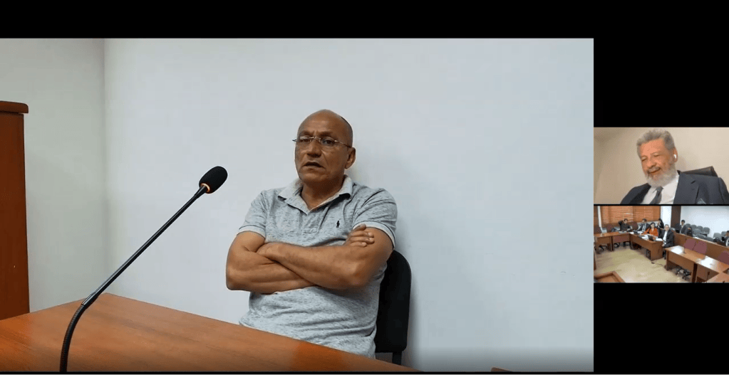 El exparamilitar alias Víctor habla como testigo de la Fiscalía en el juicio en contra del expresidente Álvaro Uribe Vélez.