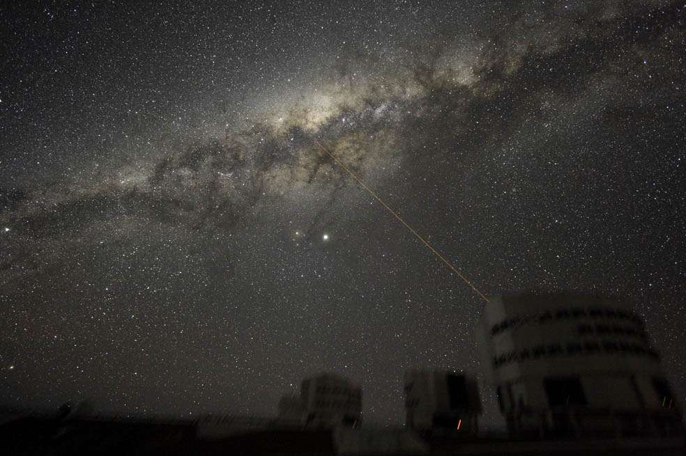 Cielo nocturno sobre el cerro Paranal en Chile. La banda de estrellas y nubes de polvo es la Vía Láctea. Tomada por el astrónomo Yuri Beletsky de la Organización Espacial Europea (ESO). /NASA 