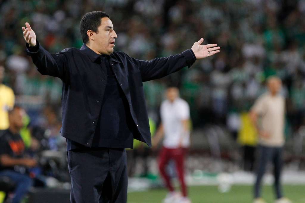 AME7012. MEDELLÍN (COLOMBIA), 22/12/2024.- El entrenador mexicano de Atlético Nacional, Efraín Juárez, da instrucciones este domingo, en el partido de vuelta de la final de la Liga Profesional de Colombia entre Atlético Nacional y Deportes Tolima en el estadio Atanasio Girardot en Medellín (Colombia). EFE/ STR