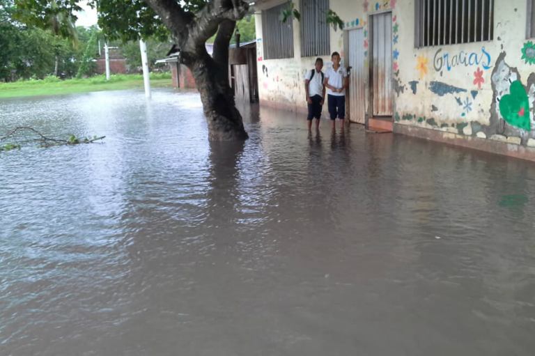 Estudiantes reciben clases en medio del agua en Puerto Wilches, Santander