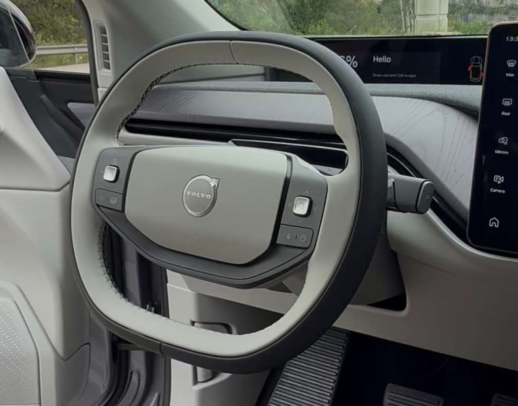 Volvo EX60.