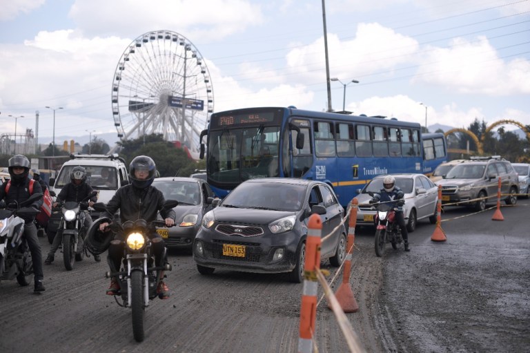 Uno de los principales factores son las obras. De acuerdo al IDU, en Bogotá actualmente se están adelantando cerca de 130 intervenciones a vías y construcción de obras que generan cierres viales y vías cerradas.