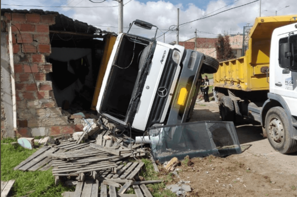 Aún se desconoce el estado de salud del conductor de vehículo. / Twitter Bomberos de Bogotá