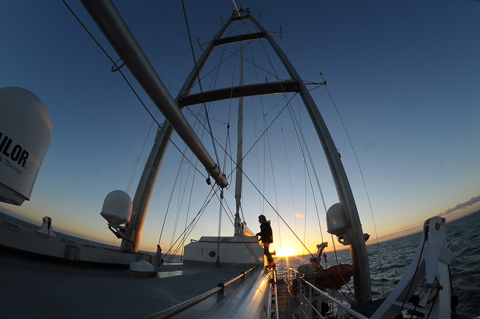 El Rainbow Warrior III navegando a vela por el Estrecho de Magallanes.  / Cristian Garavito