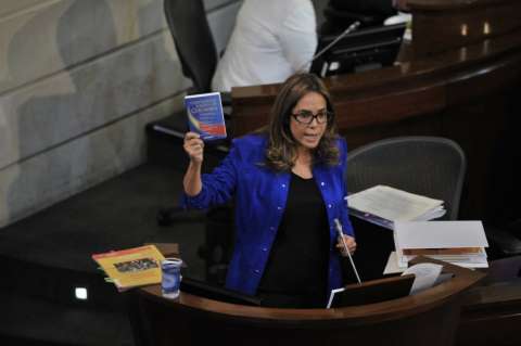 Ministra Parody asegura que debate de control político se dio por ser lesbiana
