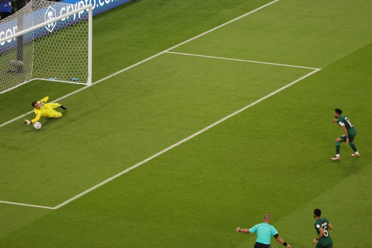Doha (Qatar), 26/11/2022.- Goalkeeper Wojciech Szczesny (L) of Poland saves a penalty shot from Salem Aldawsari of Saudi Arabia during the FIFA World Cup 2022 group C soccer match between Poland and Saudi Arabia at Education City Stadium in Doha, Qatar, 26 November 2022. (Mundial de Fútbol, Polonia, Arabia Saudita, Catar) EFE/EPA/Friedemann Vogel