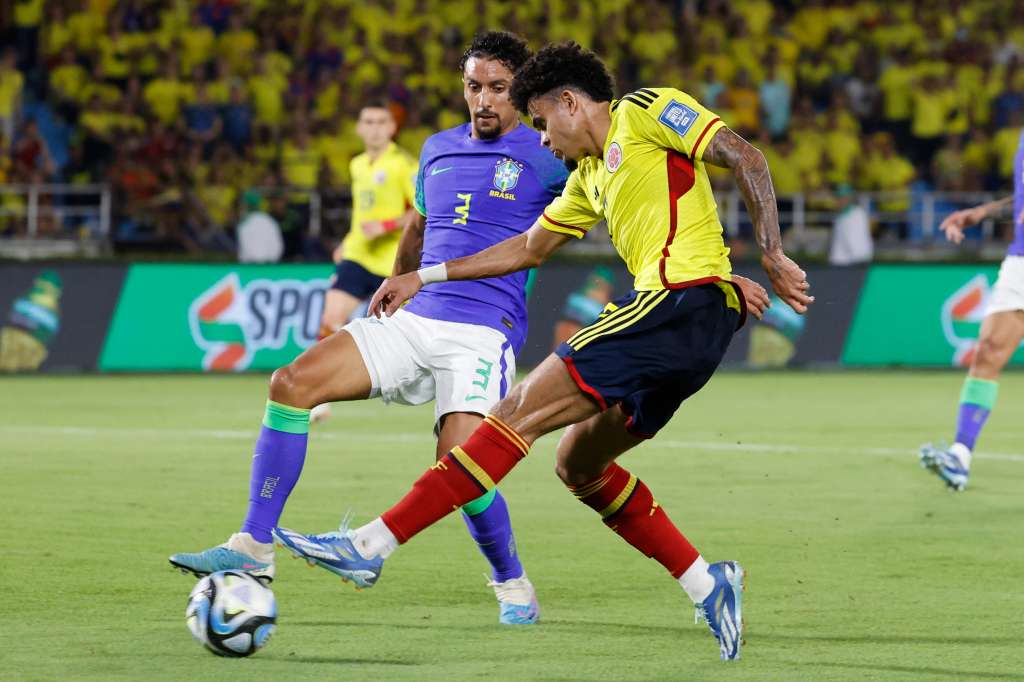 AMDEP3117. BARRANQUILLA (COLOMBIA), 16/11/2023.- Luis Díaz (d) de Colombia disputa el balón de Marquinhos de Brasil hoy, en un partido de las Eliminatorias Sudamericanas para la Copa Mundial de Fútbol 2026 entre Colombia y Brasil en el estadio Metropolitano en Barranquilla (Colombia). EFE/ Mauricio Dueñas Castañeda