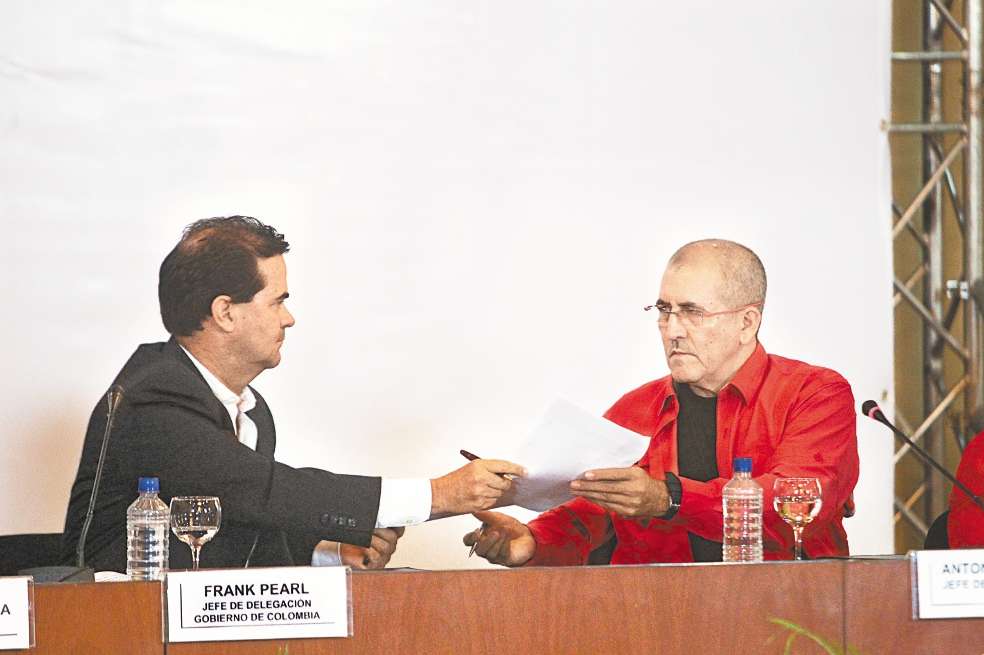 Caracas (Venezuela), 30/03/2016.- El exnegociador colombiano Frank Pearl y el jefe de la delegación del Eln, Antonio García, alias de Eliécer Erlinto Chamorro presentaban el plan de negociación del Gobierno colombiano y la guerrilla del Eln. EFE/
