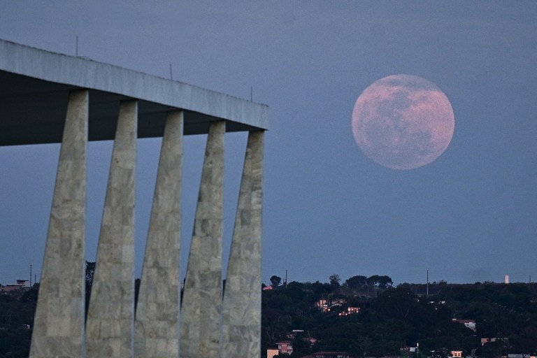 AME5455. BRASILIA (BRASIL), 30/08/2023.- La superluna azul cruza el cielo al lado de las columnas del Palácio del Planalto, hoy en Brasília (Brasil). La próxima luna azul será en 2026, pero no será superluna, suceso para el que habrá que esperar hasta el año 2037. EFE/Andre Borges