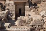 Descubren templo de 2.100 años de antigüedad en un acantilado en Egipto