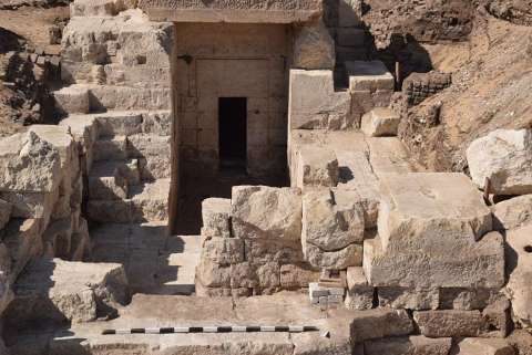 Descubren templo de 2.100 años de antigüedad en un acantilado en Egipto