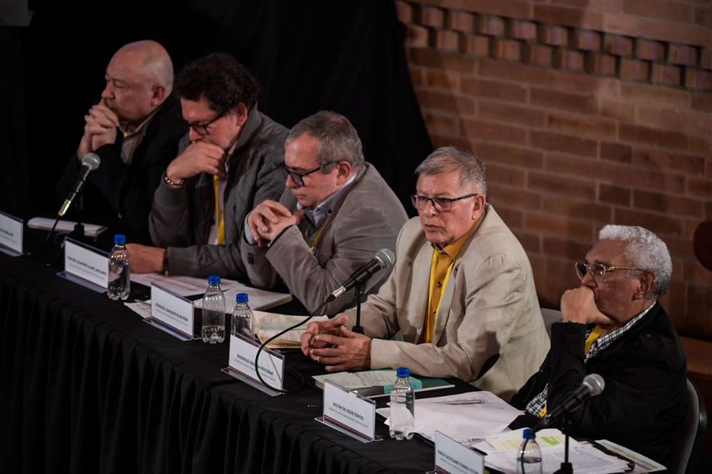 La biblioteca Virgilio Barco se llenó de rostros de víctimas de secuestro y desaparición forzada a manos de la exguerrilla de las Farc. Sus familiares intervinieron con muestras artísticas la entrada al auditorio en el que la JEP adelanta las audiencias de reconocimiento contra el antiguo secretariado de la guerrilla.