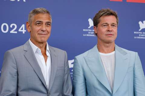 Brad Pitt y George Clooney presentan la película “Wolfs” en la Mostra de Venecia