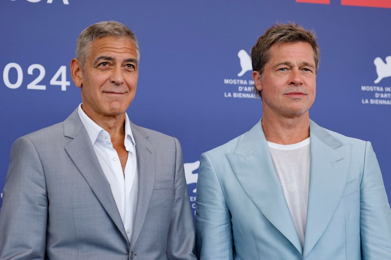 Brad Pitt y George Clooney presentan la película “Wolfs” en la Mostra de Venecia