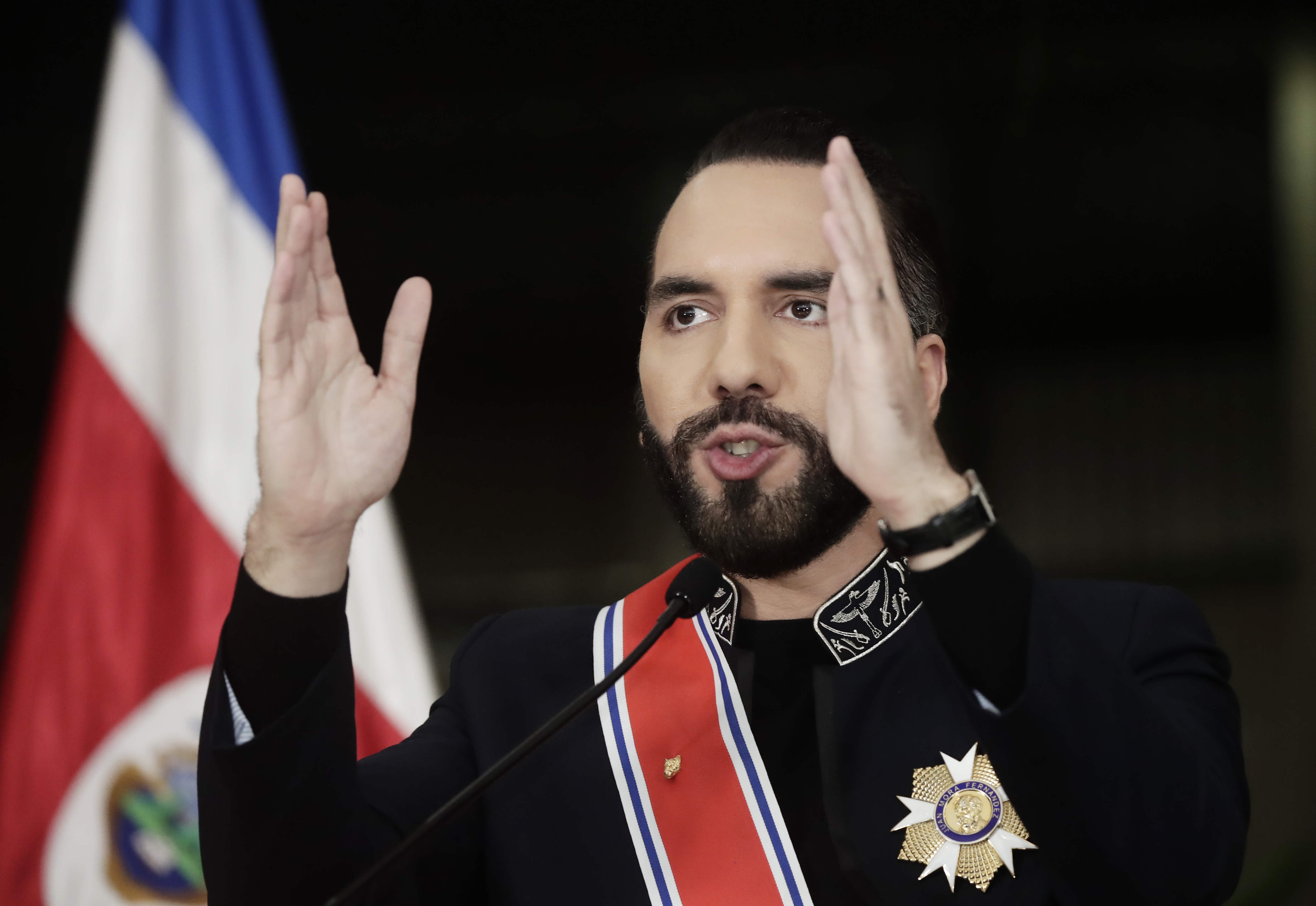 SAN JOSÉ (COSTA RICA), 11/11/2024.- El presidente de El Salvador, Nayib Bukele, habla tras ser condecorado este lunes en San José (Costa Rica). El presidente Chaves condecoró a Bukele por los avances de ese país en seguridad, con la Orden Nacional Juan Mora Fernández en el grado Gran Cruz Placa de Oro, la máxima distinción que Costa Rica otorga a jefes de Estado o de Gobierno distinguidos. EFE/ Jeffrey Arguedas