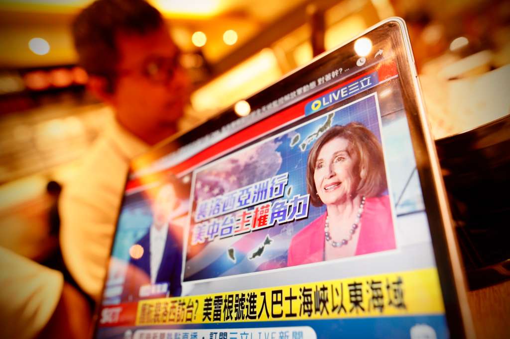 -FOTODELDÍA- TAIPEI, 02/08/2022.- Un residente observa una noticia sobre la esperada visita de la presidenta de la Cámara de Representantes de Estados Unidos, Nancy Pelosi, en Taipei, Taiwán, este martes. Varios medios de comunicación de Taiwán informaron de que Nancy Pelosi iba a visitar Taiwán el 2 de agosto. EFE/ Ritchie B. Tongo