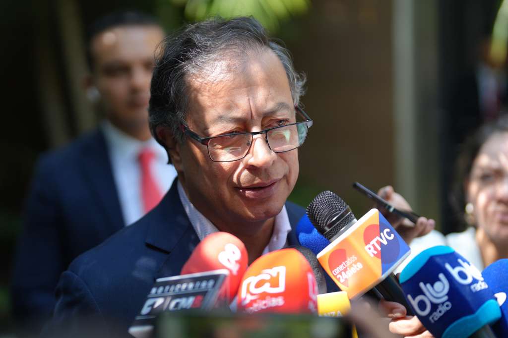 AME023. CIUDAD DE GUATEMALA (GUATEMALA), 15/01/2024.- Fotografía cedida por la Presidencia de Colombia que muestra al mandatario colombiano, Gustavo Petro, mientras responde preguntas a un grupo de periodistas hoy, en Ciudad de Guatemala (Guatemala). Petro confirmó este lunes que sí irá a Davos (Suiza) para participar en el Foro Económico Mundial (WEF, en inglés), luego de que más temprano se anunciara la cancelación de su viaje por retrasos de su agenda en Guatemala, donde el domingo asistió a la investidura de Bernardo Arévalo. "Vamos a Davos tenemos el tiempo. Pensábamos que íbamos a seguir hoy en la misma circunstancia (la demora en la investidura de Arévalo), pero liberado ya el problema vamos a tener tiempo suficiente", dijo Petro a periodistas en Ciudad de Guatemala. EFE/ Presidencia De Colombia SÓLO USO EDITORIAL/SÓLO DISPONIBLE PARA ILUSTRAR LA NOTICIA QUE ACOMPAÑA (CRÉDITO OBLIGATORIO)