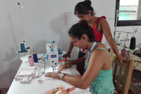 ‘Puntadas por la paz’, costuras que reincorporan mujeres en el ETCR Caño Indio