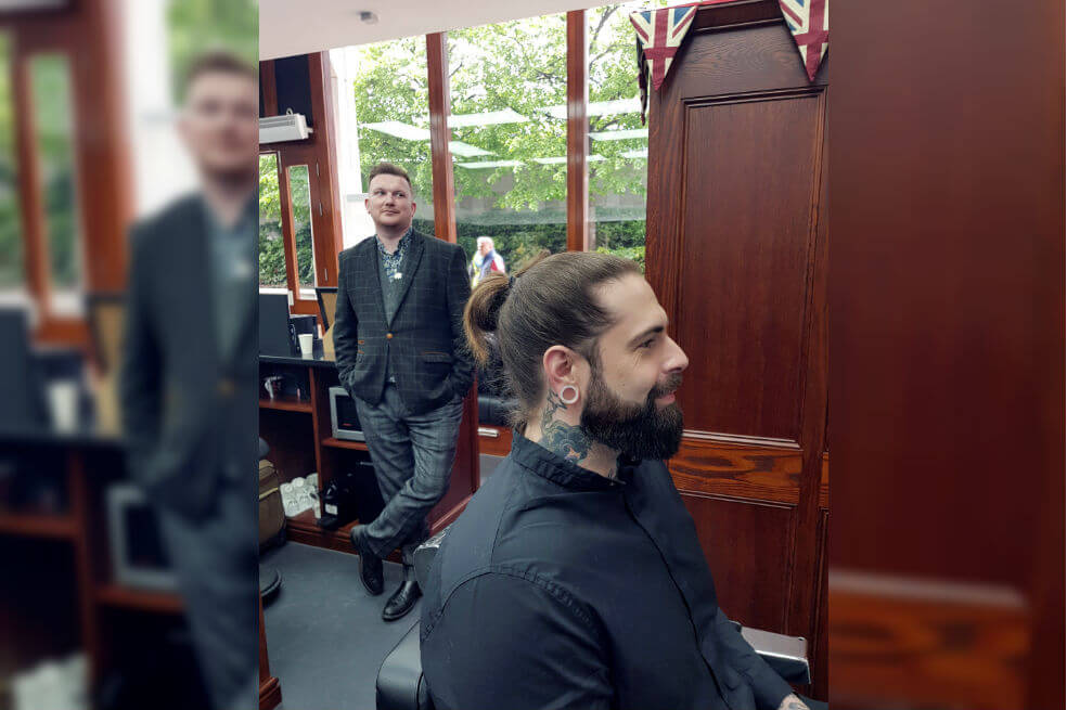 ¿Puede un corte de pelo salvar una vida? Tom Chapman, fundador de The Lions Barber Collective dice que sí. / EFE