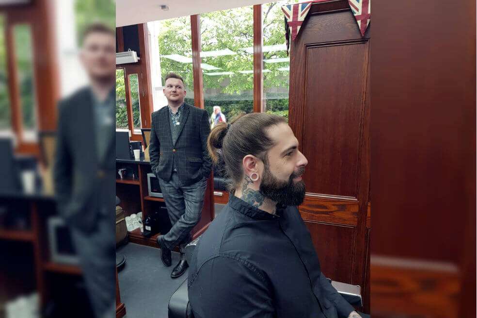 ¿Puede un corte de pelo salvar una vida? Tom Chapman, fundador de The Lions Barber Collective dice que sí. / EFE