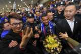 Tevez, el nuevo rey del fútbol chino, es recibido por una multitud