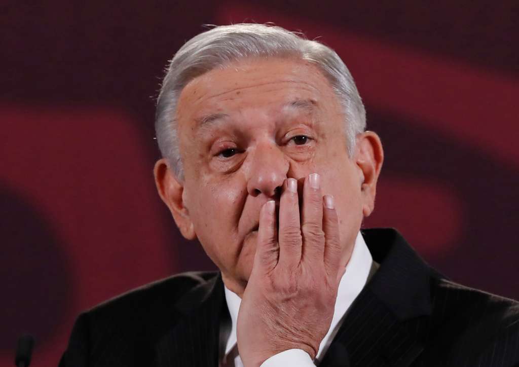 MEX9118. CIUDAD DE MÉXICO (MÉXICO), 22/02/2024.- El presidente de México, Andrés Manuel López Obrador, habla este jueves durante su conferencia de prensa matutina en el Palacio Nacional de la Ciudad de México (México). López Obrador tachó este jueves de "pasquín inmundo" al New York Times por indagar presuntos pagos del narcotráfico que recibió su campaña electoral de 2018 con base en una investigación de Washington, ahora cerrada, que involucró también a sus hijos. El gobernante mexicano exhibió una carta de la corresponsal del diario en México, Natalie Kitroeff, que incluye su número telefónico y un cuestionario sobre la investigación de los supuestos sobornos del Cártel de Sinaloa y del Cártel de los Zetas. EFE/Mario Guzmán
