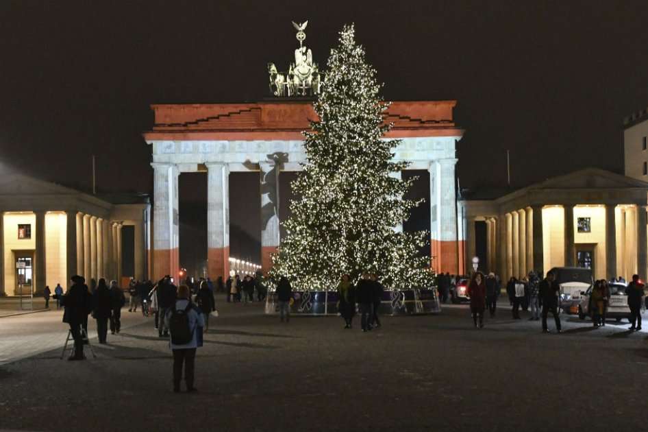 La Puerta de Brandeburgo se ilumina con los colores de Berlín para conmemorar las víctimas del atentado. / EFE