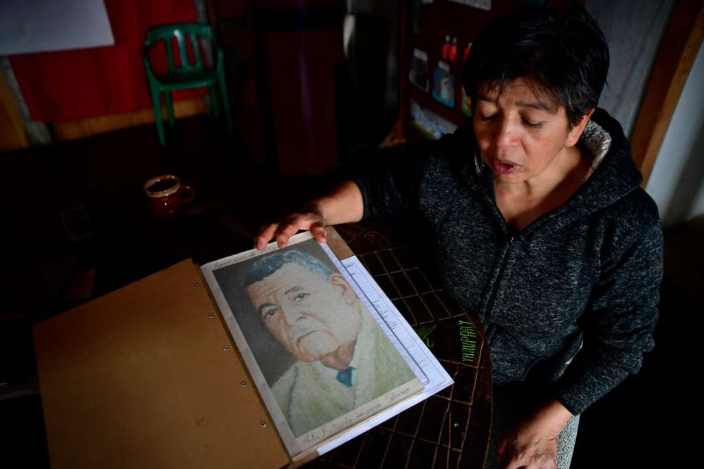 Janeth Avellaneda con el retrato de su padre, el abuelo Avellaneda.