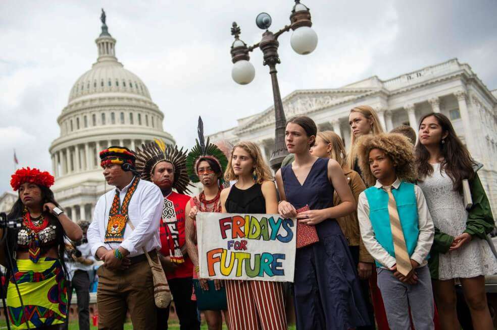 Líderes de la Amazonía brasilera y ecuatoriana en una protesta frente a la Casa Blanca. / AFP